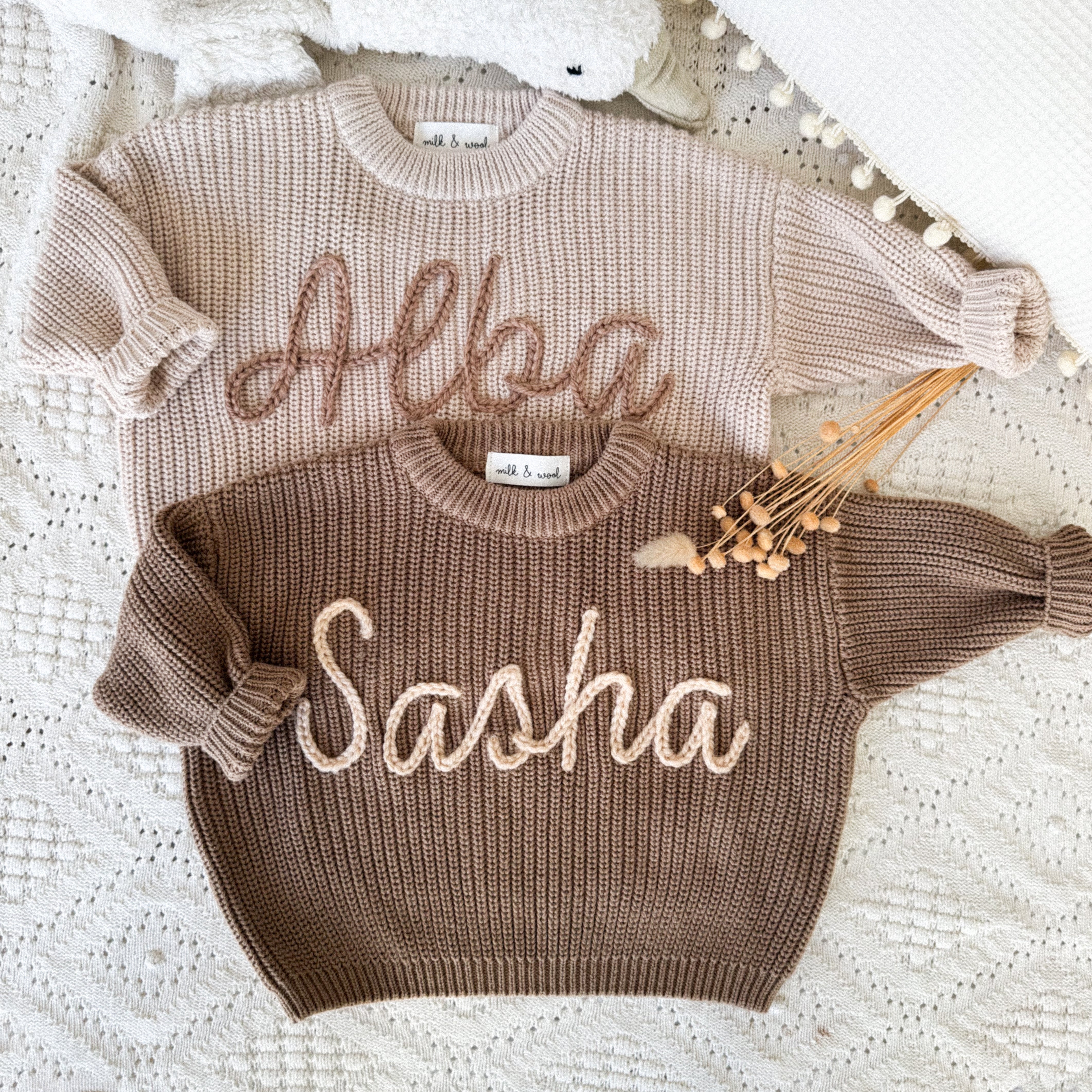 Pull bébé personnalisé : le cadeau de naissance que l’on choisit avec intention